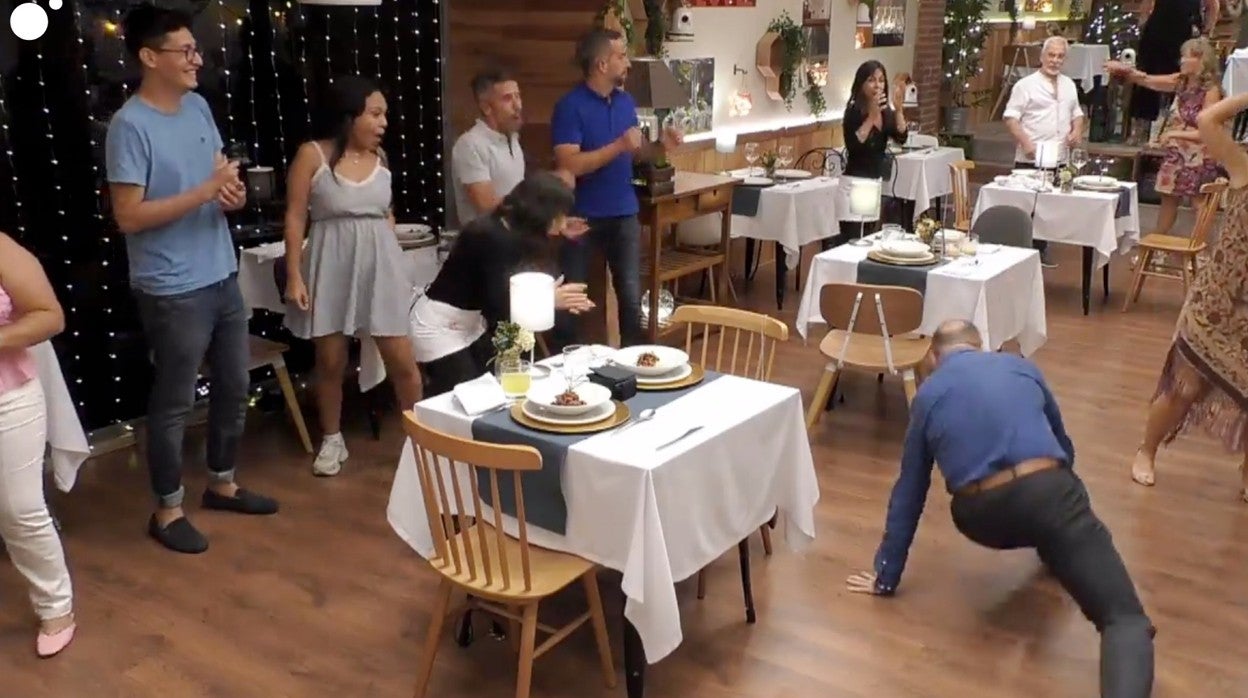 David y Rosa bailan en su cita en 'First Dates'.