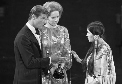 Sacheen Littlefeather, rehusando, en nombre de Marlon Brando, el Oscar al mejor actor por ‘El Padrino’, en presencia de Roger Moore y Liv Ullmann, en 1973