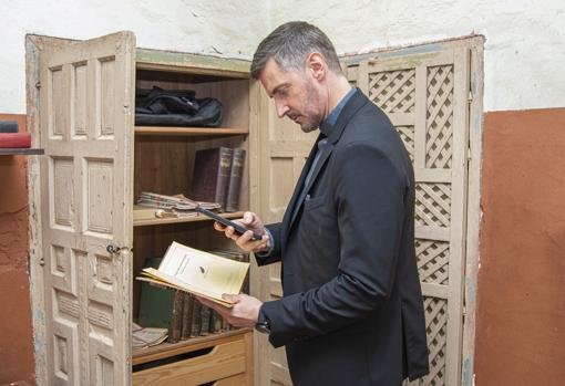 Richard Armitage da vida al padre Quart