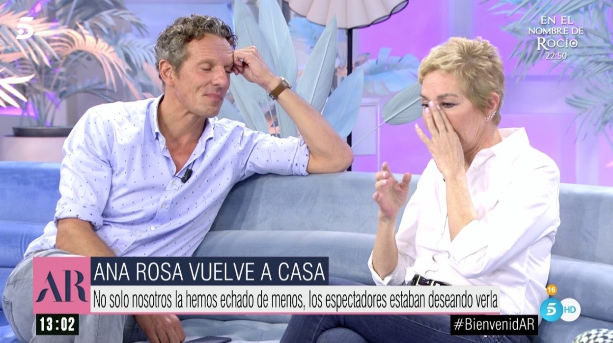 Ana Rosa Quintana y Joaquín Prat lloran en 'El programa de Ana Rosa'.