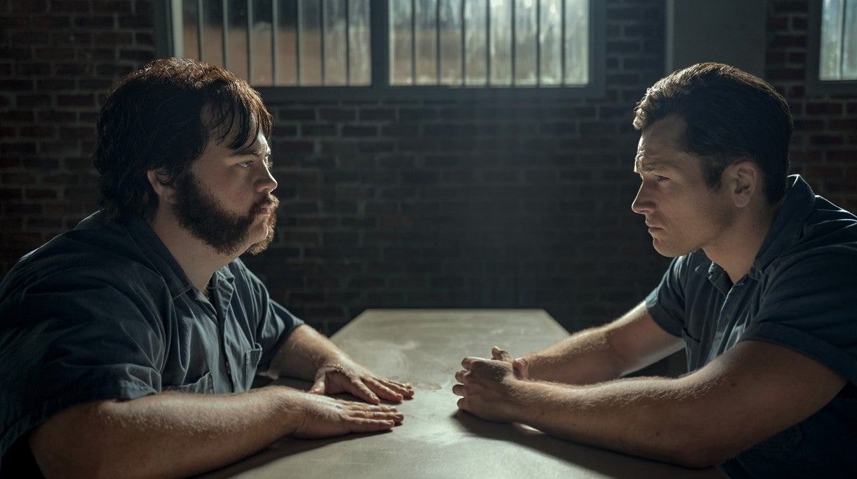 Paul Walter Hauser (izquierda) y Taron Egerton y en 'Encerrado con el diablo'