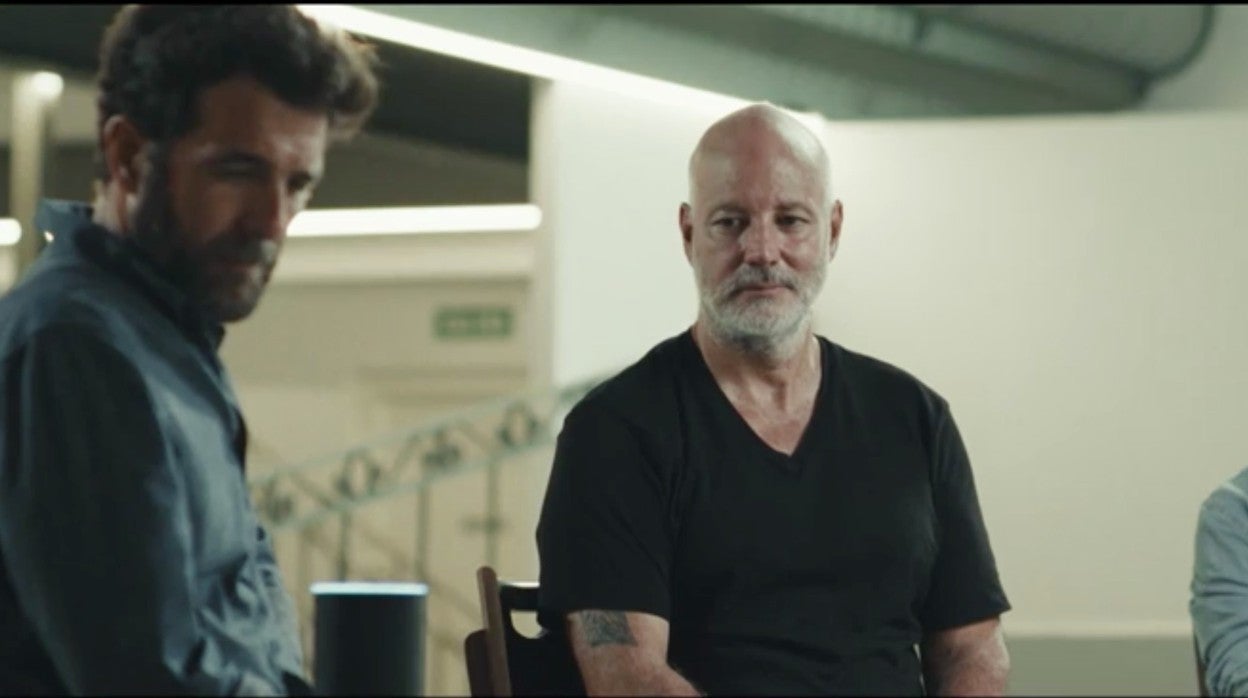 Gonzo, presentador de 'Salvados', junto a un invitado.