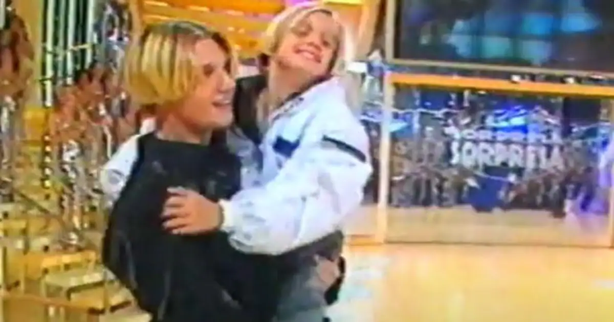 Nick Carter abraza a su hermano Aaron durante el programa