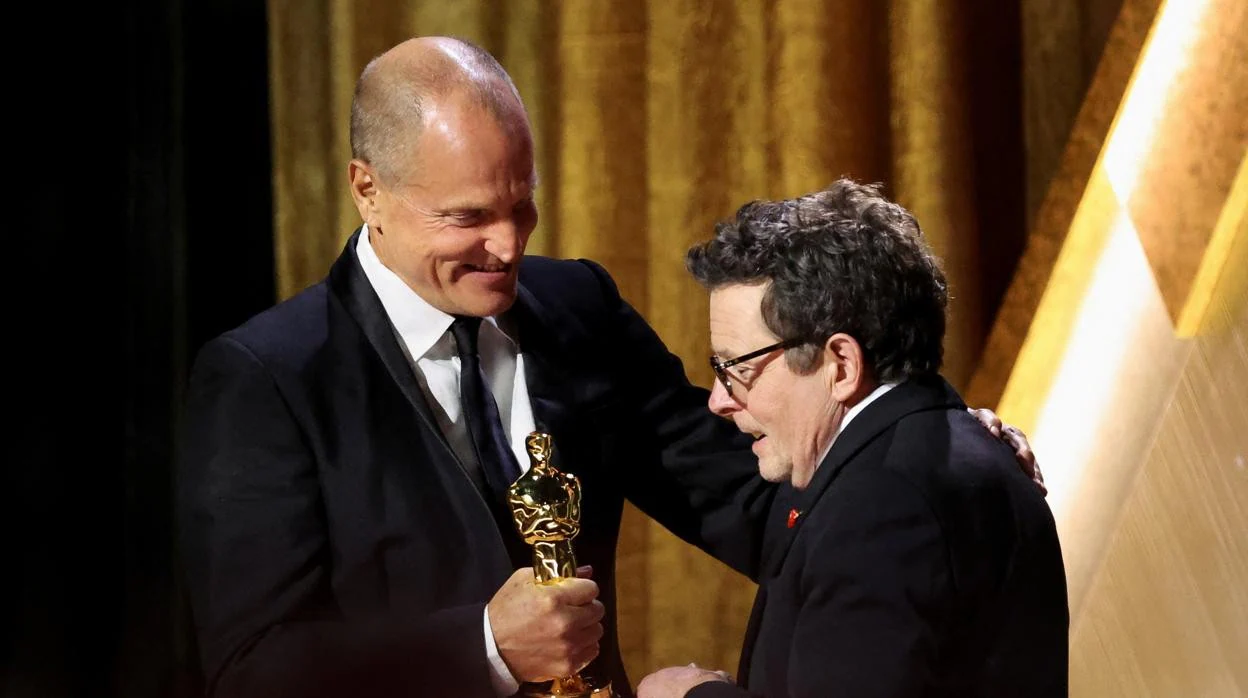 Michael J. Fox recibe el galardón de manos de Woody Harrelson