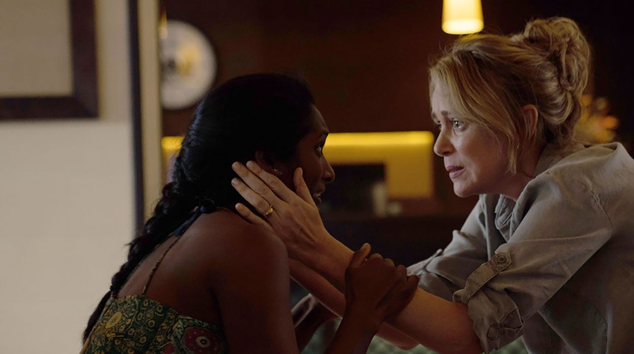 Anneika Rose y Keeley Hawes, en 'Fuego cruzado'