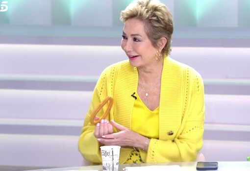 Ana Rosa Quintana come chocolate con churros en 'El programa de Ana Rosa'.