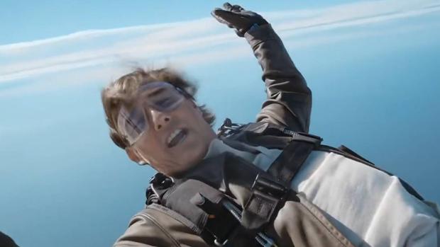Tom Cruise agradece el éxito de 'Top Gun 2' con un espectacular salto al vacío desde un avión