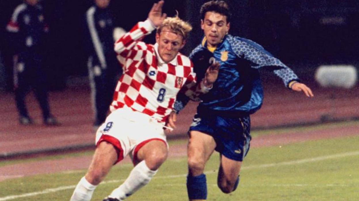 Prosinecki disputa un balón