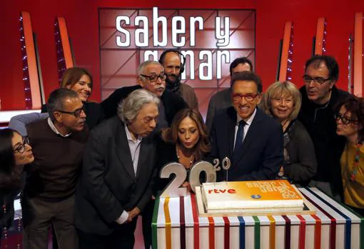 El director Sergi Schaaff (izq), al lado de Pilar Vázquez y Jordi Hurtado, celebró en 2017 el vigésimo aniversario de 'Saber y ganar'
