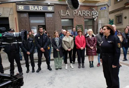 Luisa Martín (dcha.), en la Plaza de La Parra, rodeada por sus compañeros de 'Servir y proteger'