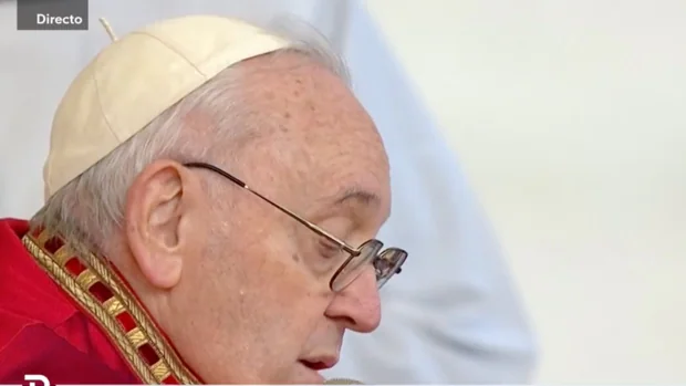 Lorenzo Milá, asombrado con lo que hace el Papa Francisco durante la misa a Benedicto XVI