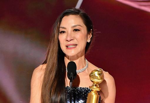 Michelle Yeoh bromeó con dar una paliza a la orquesta si no le dejaba terminar su discurso de agradecimiento por el Globo de Oro a mejor actriz por 'Todo a la vez en todas partes'