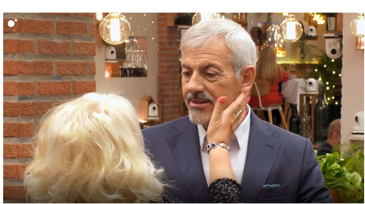 Isabel haciéndole carantoñas a Carlos Sobera en 'First Dates'