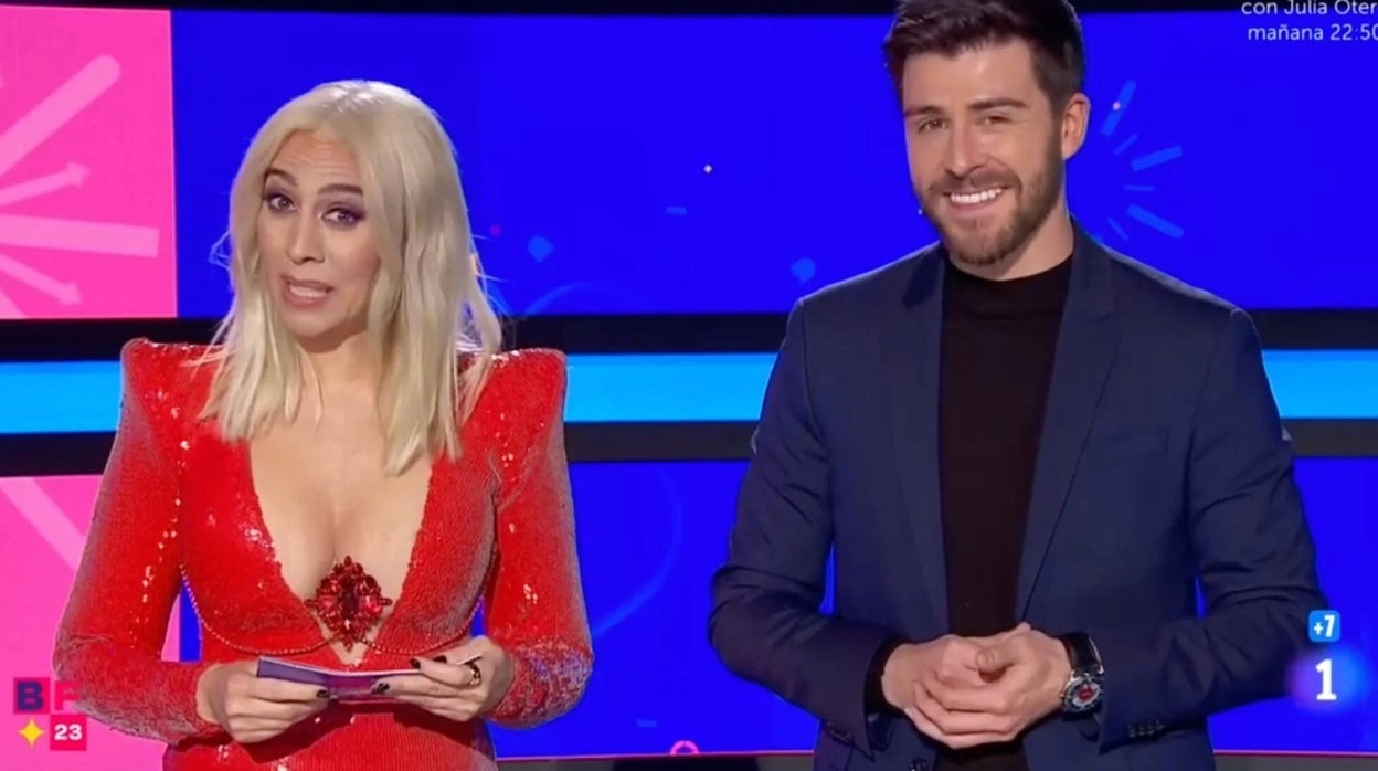 Rodrigo Vázquez, junto a Mónica Naranjo en el 'Benidorm Fest'.