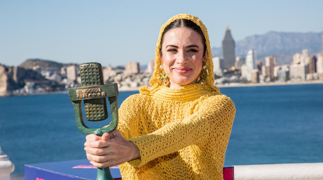 La vencedora del Benidorm Fest, Blanca Paloma, posa con su galardón en el Mirador del Castillo, a 5 de febrero de 2023, en Benidorm, Alicante, Comunidad de Valencia (España).
