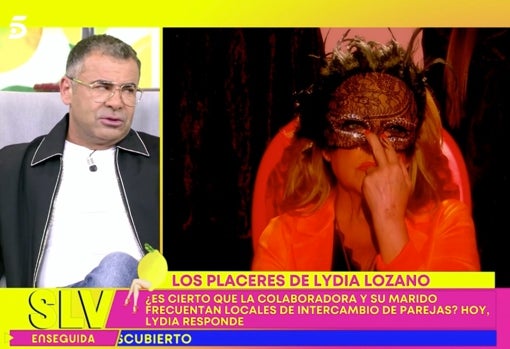 Lydia Lozano le hace la 'peineta' a Jorge Javier Vázquez.