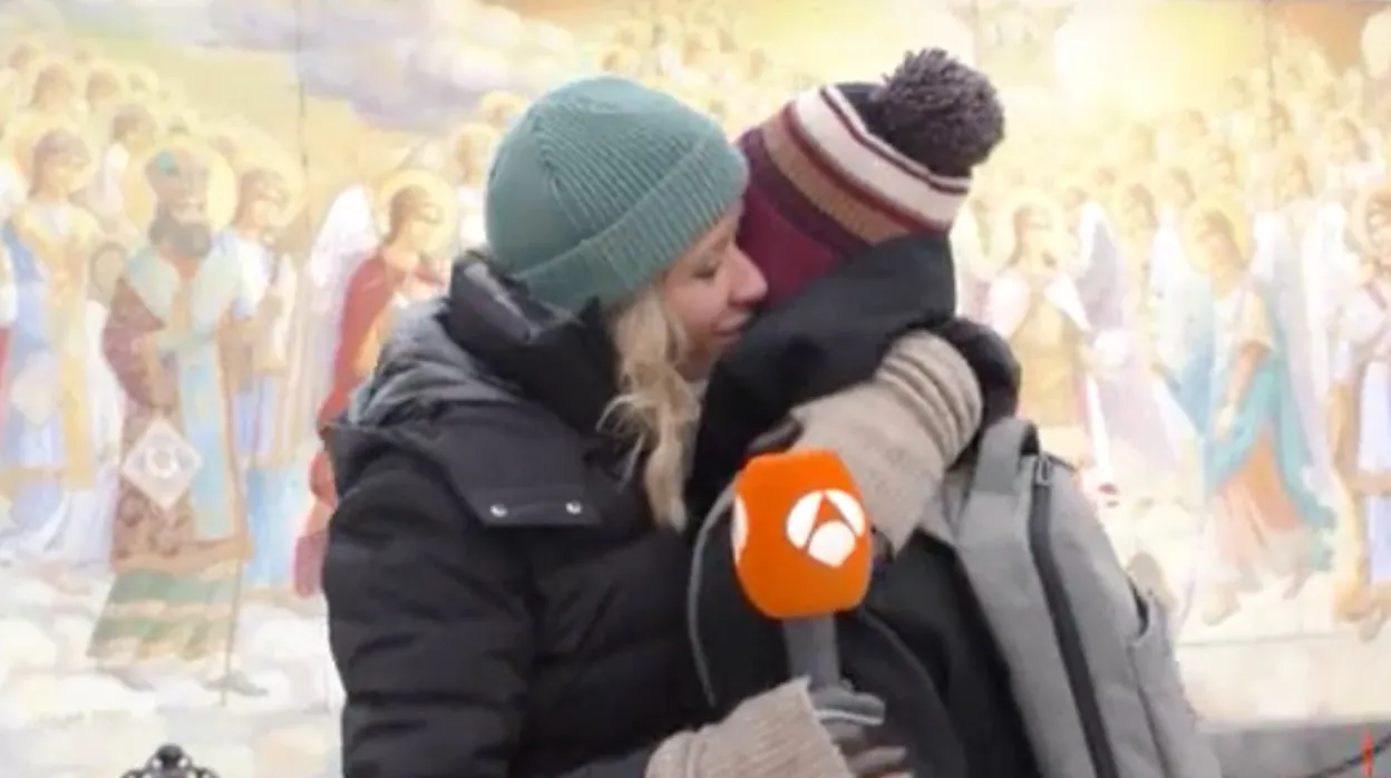 Susanna Griso, presentadora de 'Espejo Público' abraza a una joven ucraniana.