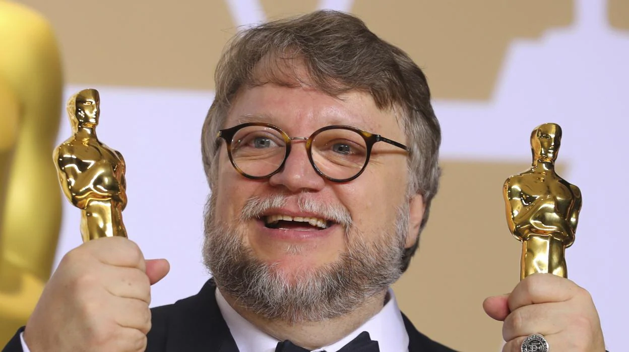 Guillermo del Toro posa con sus premios Oscar por 'La forma del agua'