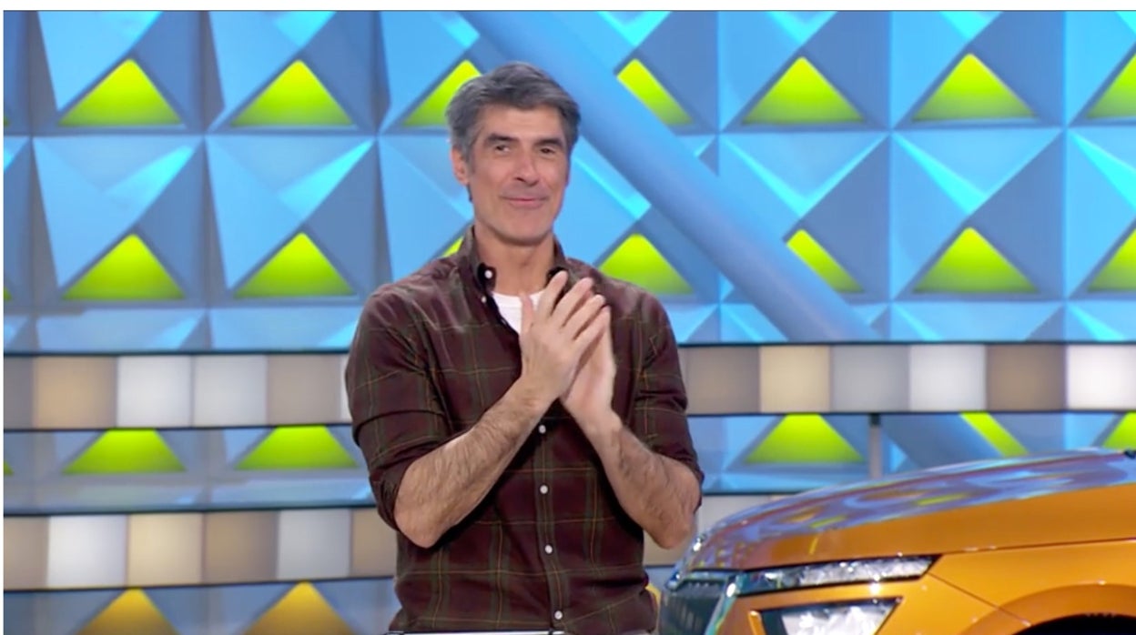 Jorge Fernández, presentador de 'La Ruleta de la Suerte', aplaude tras la resolución de un panel.