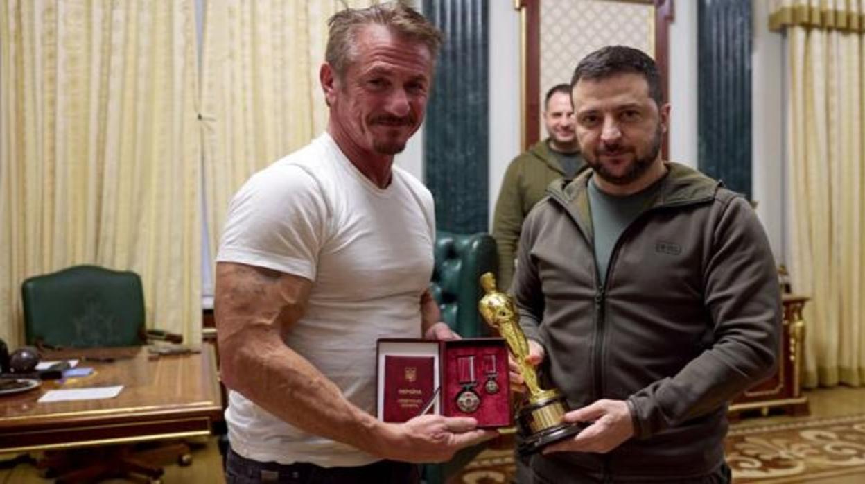 Sean Penn y Zelenski posan con el Oscar del intérprete estadounidense