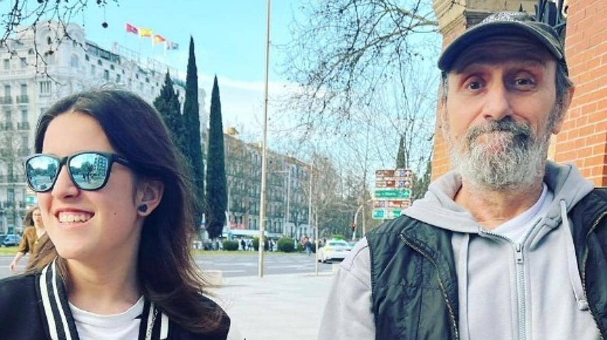 José Luis Gil con su hija durante un paseo por Madrid