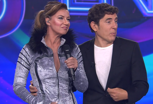 Anne Igartiburu, como Thalía en el estreno de 'Tu cara me suena 1o', junto al presentador Manel Fuentes