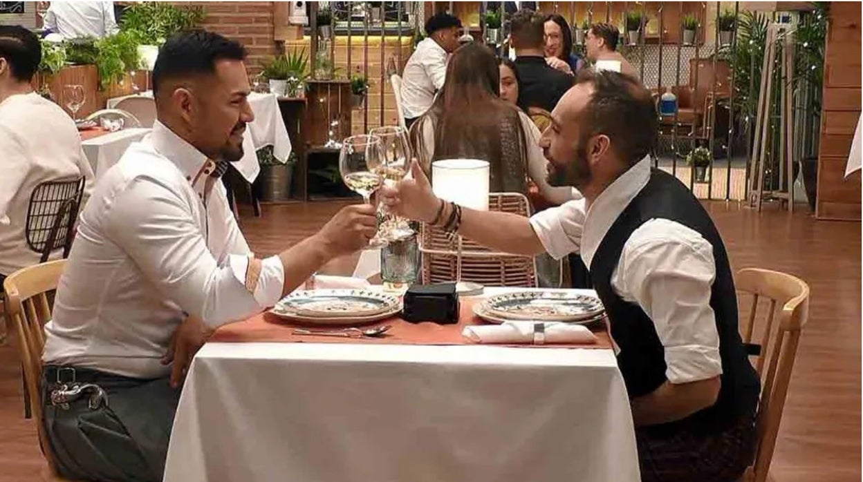 Juanma (derecha) y Javier durante su cita en 'First Dates'.