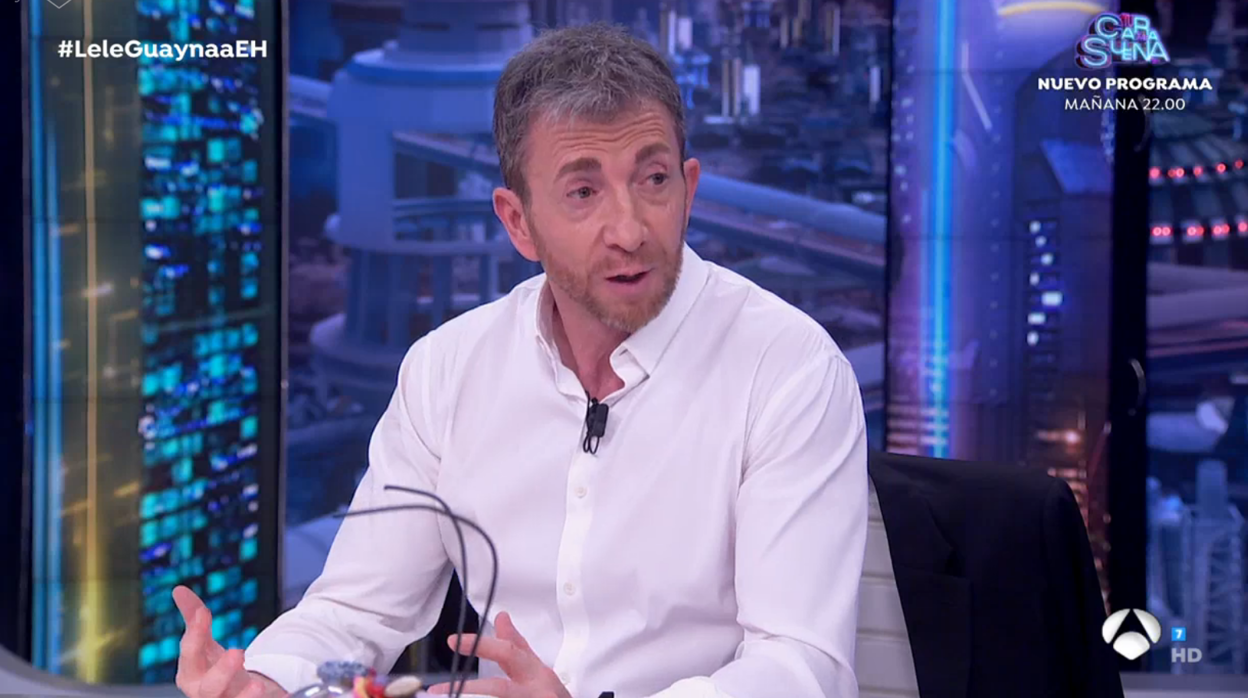 Pablo Motos presentando la tertulia de 'El Hormiguero'