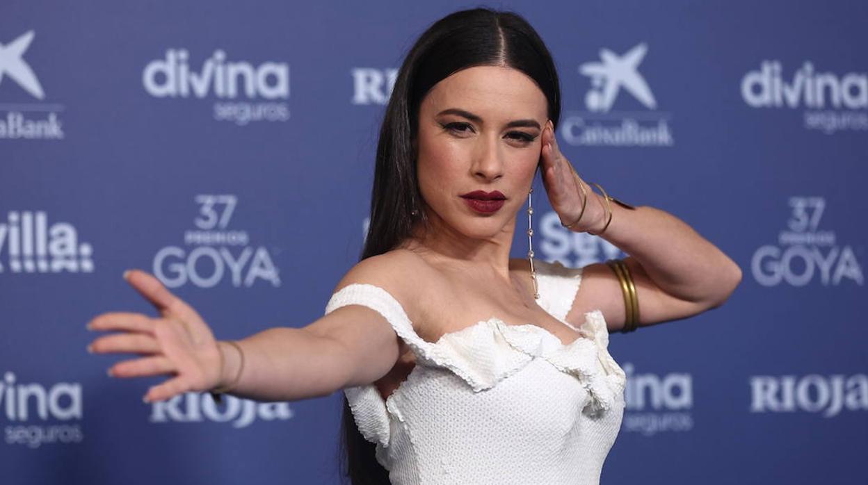 Blanca Paloma, representante de España en Eurovisión, posa en la alfombra roja de los Goya