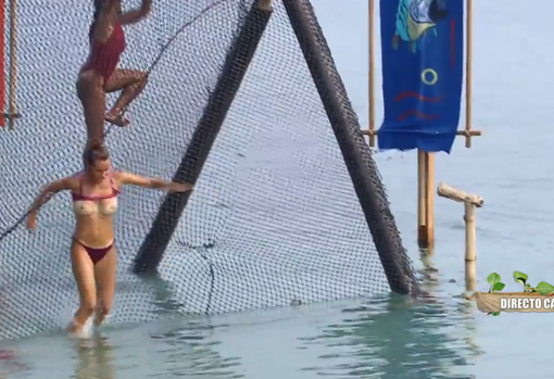 Adara Molinero deja al descubierto sus pechos tras un salto en 'Supervivientes'.
