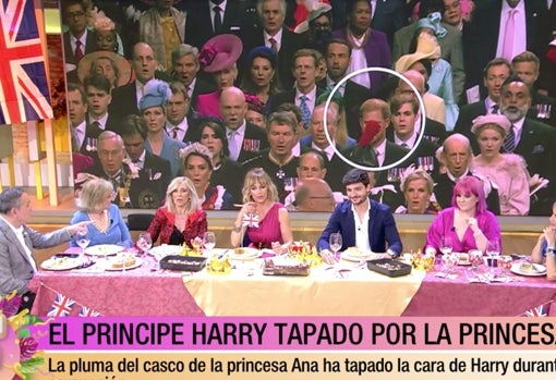 Los colaboradores de 'Fiesta' con la polémica imagen detrás.