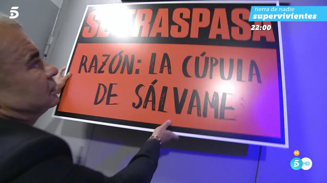 Jorge Javier Vázquez ha colocado en el plató de 'Sálvame' el cartel de 'Se traspasa'.