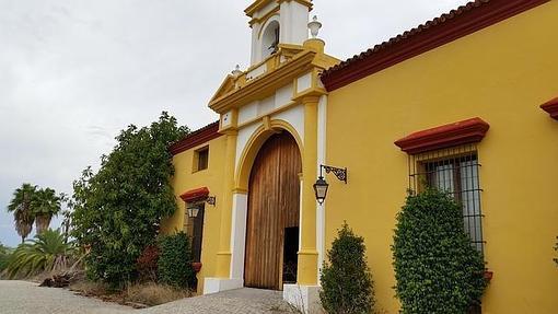 Entrada al museo de carruajes, caballerizas y picadero del hotel de lujo La Boticaria, en Alcalá de Guadaíra