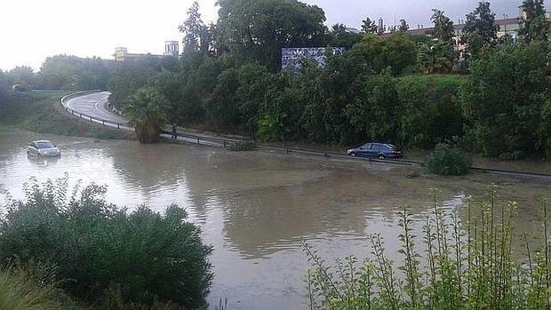 La carretera que une San Juan de Aznalfarache y Sevilla, frente al Hotel Alcora