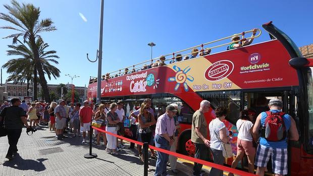 La empresa de autobuses City Sightseeing celebra Halloween en Cádiz con viajes gratuitos