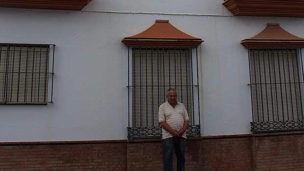 Juan Manuel Figueroa, delante de la puerta de su casa