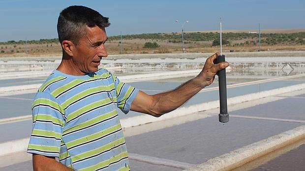 Uno de los trabajadores de Valcargado midiendo la temperatura