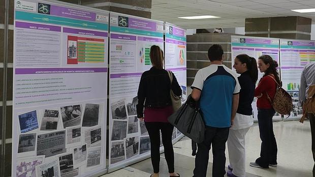 La exposición está instalada en la entrada principal del Hospital de Puerto Real.