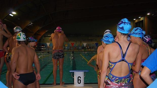 Nadadores del club durante los entrenamientos en la piscina de Montequinto