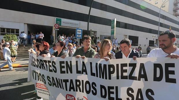 Denuncian que la limpieza del hospital Puerta del Mar es ya un «caos total»