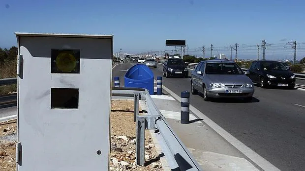 Radar lde la carretera Cádiz-San Feranndo, localizado antes de la curva de Torregorda
