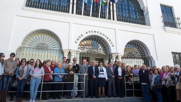 Imagen de la concentración en las puertas del Ayuntamiento