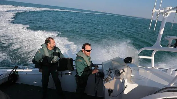 Agentes en una de las patrulleras marítimas
