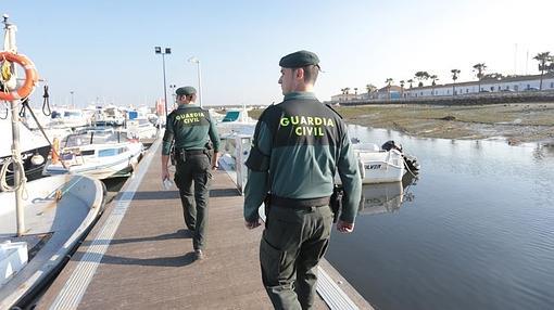 Dos agentes del servicio de Fiscal acuden a un registro.