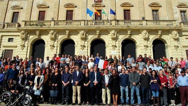 Minuto de silencio en la escalinata del Ayuntamiento