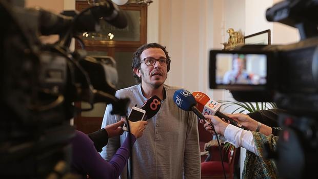 José María González atiende a los medios de comunicación