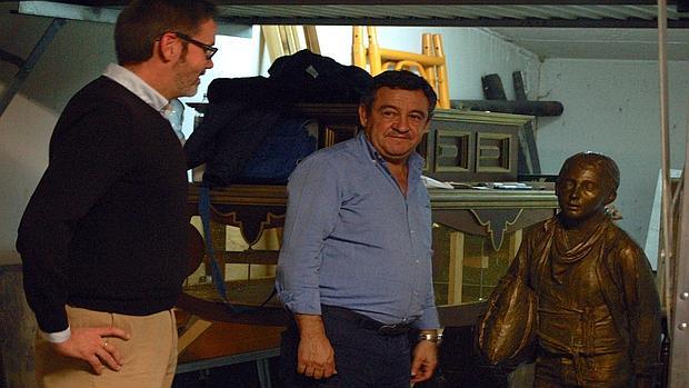 José Loaiza en una visita al taller del artista encargado de hacer la esculura