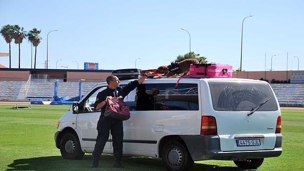 Un ejercicio para perros adiestrados para unidades policiales en un encuentro en San Fernando