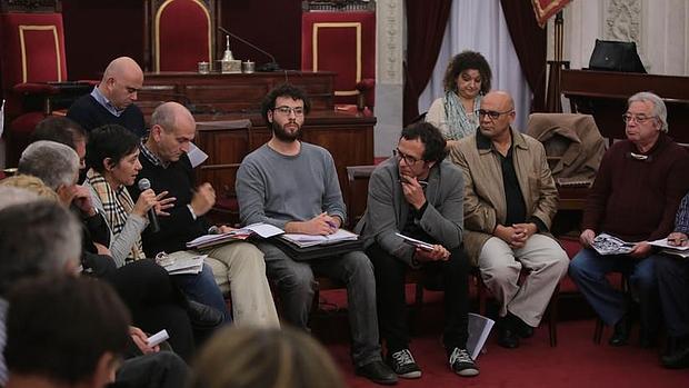 Muchos reproches y algunas pinceladas del nuevo modelo de acción vecinal en Cádiz