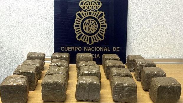 Tres detenidos acusados de vender droga en viviendas en La Línea